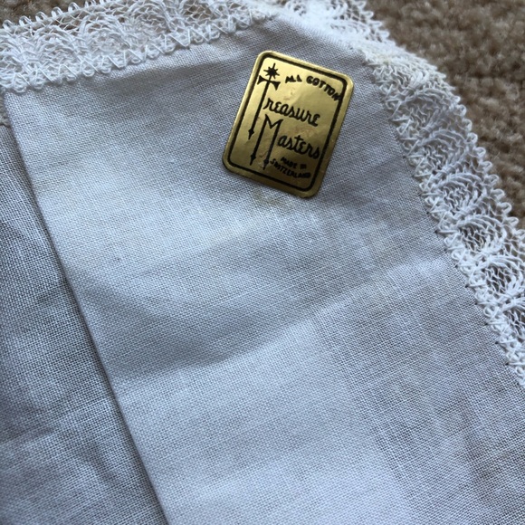 Vintage Treasure Masters embroidered handkerchief - Picture 3 of 7